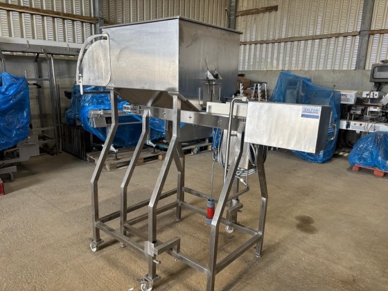 Conveyor with feeder hopper Pic 01